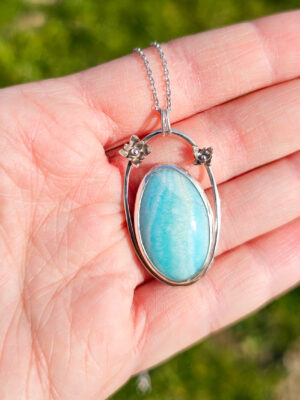 Collier en argent orné de fleurs serti d'une aragonite bleue
