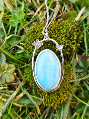 Collier en argent orné de fleurs serti d'une aragonite bleue