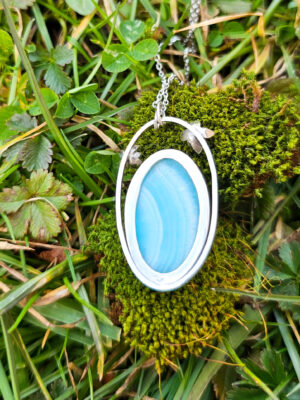 Collier en argent orné de fleurs serti d'une aragonite bleue