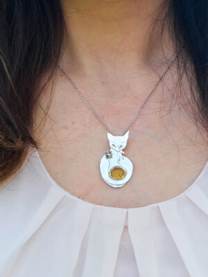 Collier en argent en forme de renard serti d'une Opale de feu