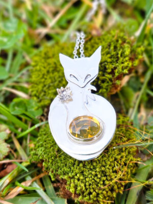 Collier en argent en forme de renard serti d'une Opale de feu