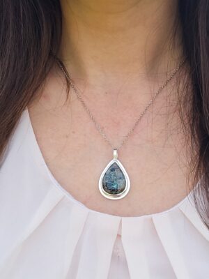 Collier en argent serti d'une Chrysocolle en forme de goutte