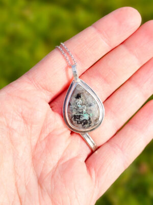 Collier en argent serti d'une Chrysocolle en forme de goutte