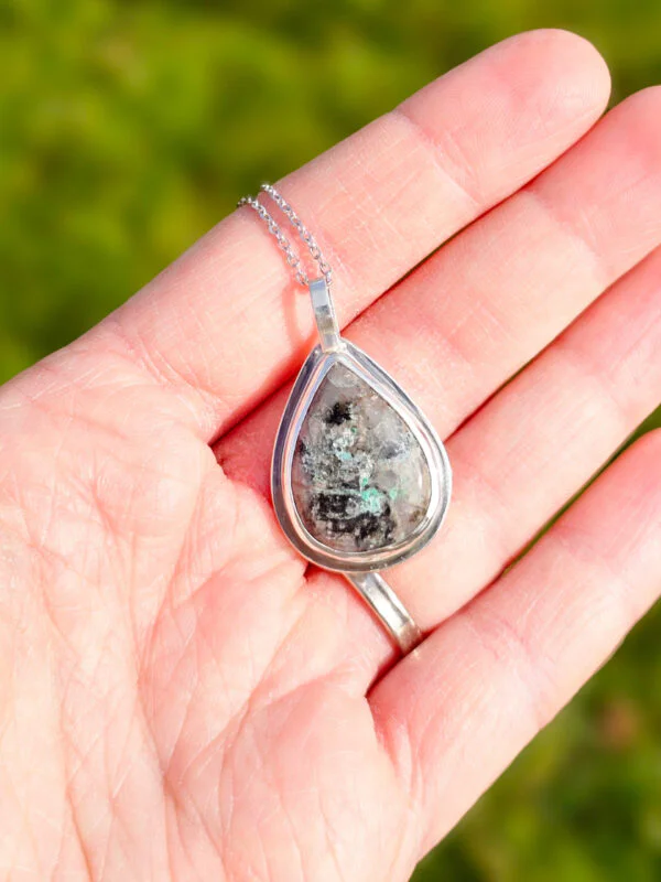 Collier en argent serti d'une Chrysocolle en forme de goutte