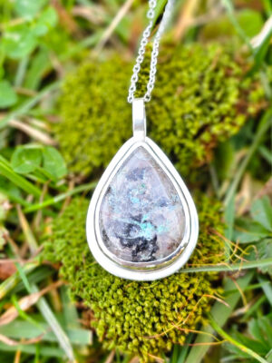 Collier en argent serti d'une Chrysocolle en forme de goutte