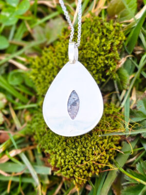 Arrière d'un collier en argent serti d'une Chrysocolle en forme de goutte