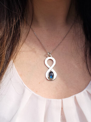 Collier en argent serti d'une labradorite en forme de signe de l'infini