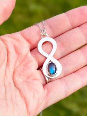 Collier en argent serti d'une labradorite en forme de signe de l'infini