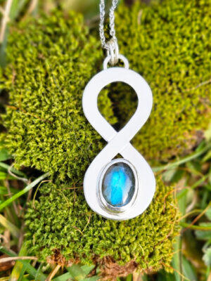 Collier en argent serti d'une labradorite en forme de signe de l'infini
