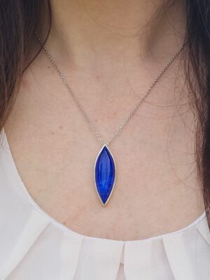 Collier en argent serti d'un lapis lazuli avec des motifs d'étoiles sur l'arrière