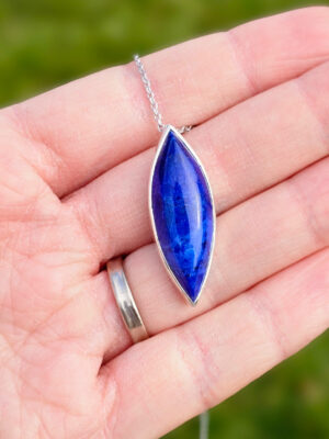 Collier en argent serti d'un lapis lazuli avec des motifs d'étoiles sur l'arrière