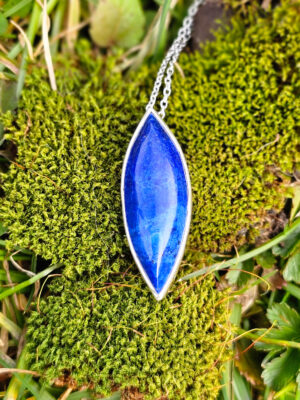 Collier en argent serti d'un lapis lazuli avec des motifs d'étoiles sur l'arrière