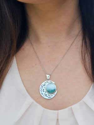 Collier en argent en forme de lune serti d'un larimar