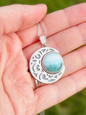 Collier en argent en forme de lune serti d'un larimar