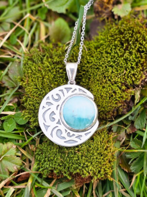 Collier en argent en forme de lune serti d'un larimar