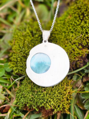 Arrière d'un collier en argent en forme de lune serti d'un larimar