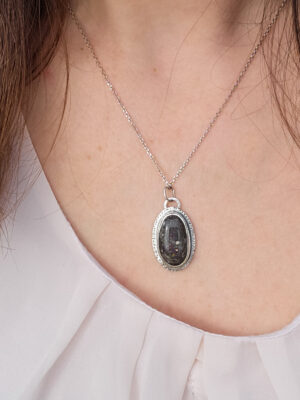 Collier en argent serti d'une Opale noire du Honduras avec des motifs de planètes