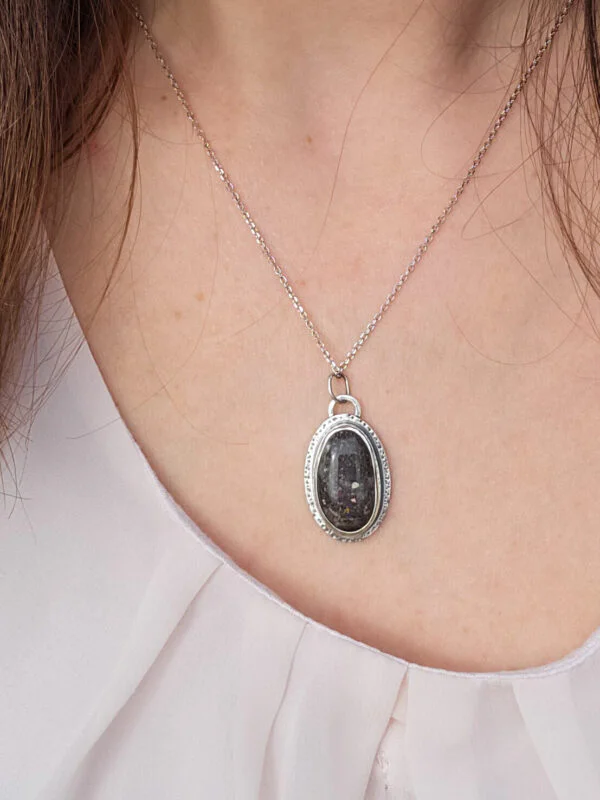 Collier en argent serti d'une Opale noire du Honduras avec des motifs de planètes
