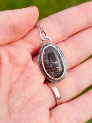 Collier en argent serti d'une Opale noire du Honduras avec des motifs de planètes