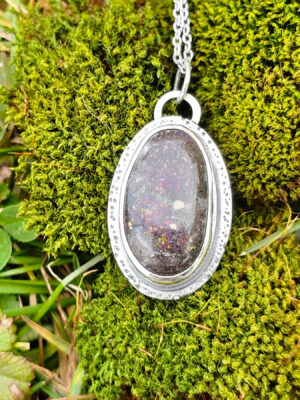 Collier en argent serti d'une Opale noire du Honduras avec des motifs de planètes