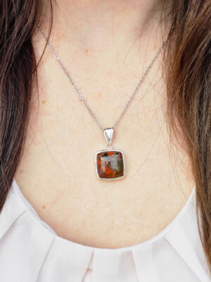 Collier en argent serti d'un jaspe rouge en forme de carré
