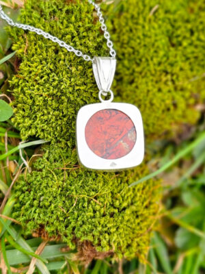 Arrière d'un collier en argent serti d'un jaspe rouge en forme de carré