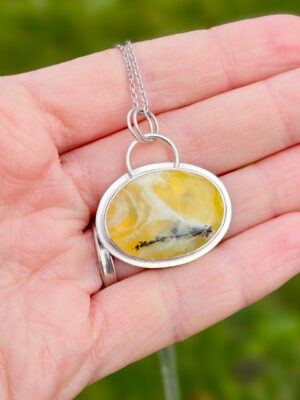 Collier en argent serti d'une Opale jaune avec un motif de papillon