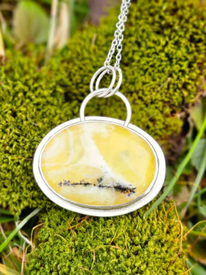 Collier en argent serti d'une Opale jaune avec un motif de papillon