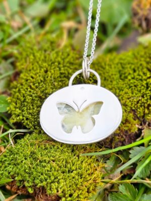 Collier serti d'une Opale jaune avec un motif de papillon