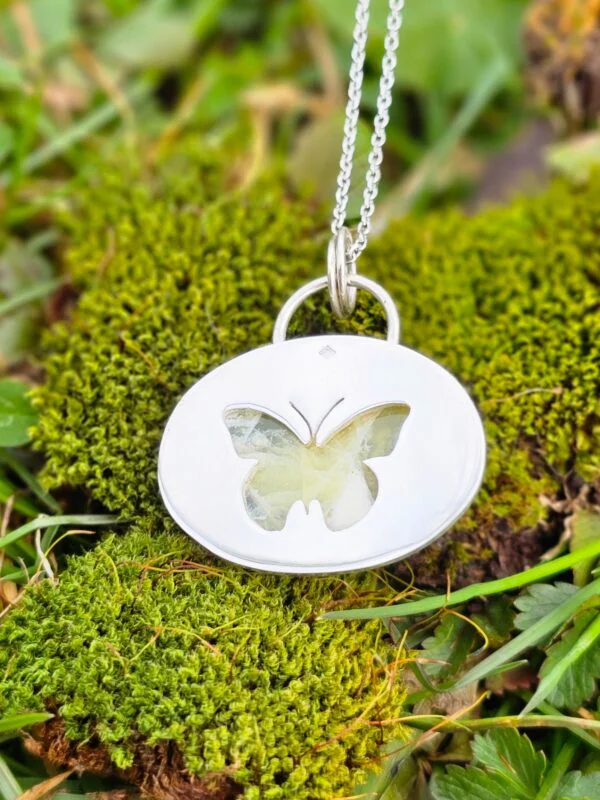 Collier serti d'une Opale jaune avec un motif de papillon