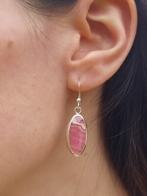 Boucles d'oreilles en argent serties de rhodochrosites avec des motifs de fleur