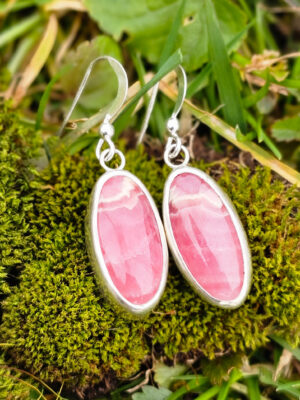 Boucles d'oreilles en argent serties de rhodochrosites avec des motifs de fleur