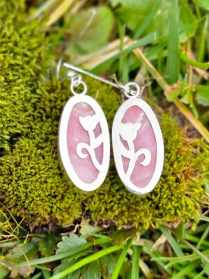 Boucles d'oreilles en argent serties de rhodochrosites avec des motifs de fleur