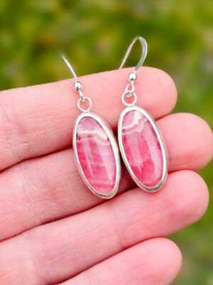 Boucles d'oreilles en argent serties de rhodochrosites avec des motifs de fleur
