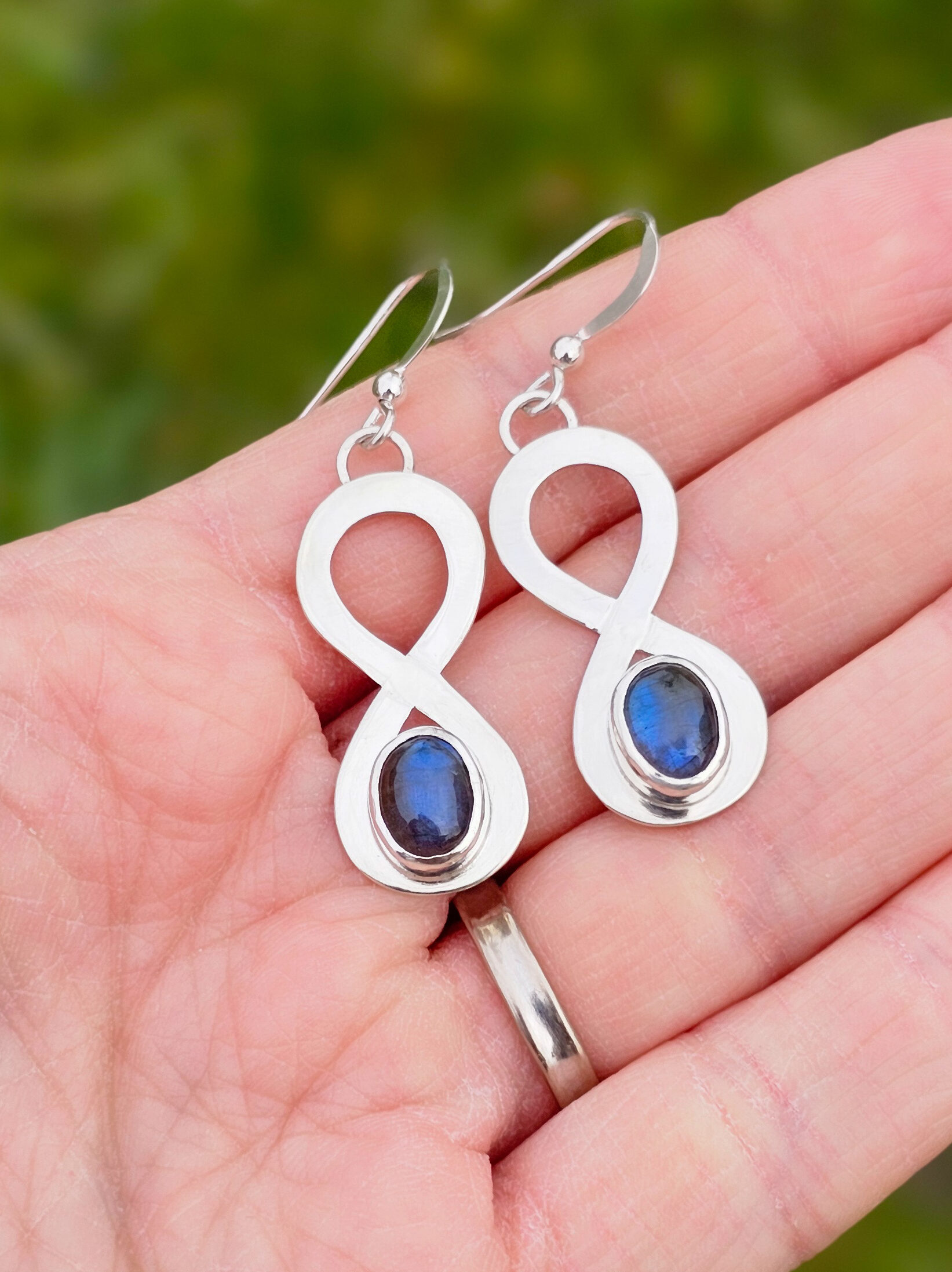 Boucles d'oreilles en argent serties de labradorite en forme de signe de l'infini