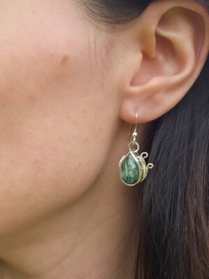 Boucles d'oreilles en argent serties de séraphinites sur le thème de la nature