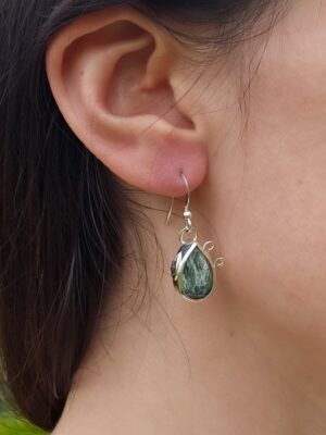 Boucles d'oreilles en argent serties de séraphinites sur le thème de la nature
