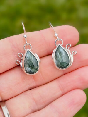 Boucles d'oreilles en argent serties de séraphinites sur le thème de la nature