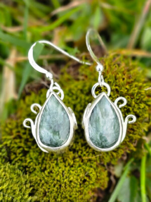 Boucles d'oreilles en argent serties de séraphinites sur le thème de la nature