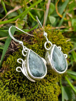 Boucles d'oreilles en argent serties de séraphinites sur le thème de la nature