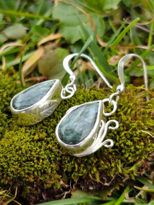 Boucles d'oreilles en argent serties de séraphinites sur le thème de la nature