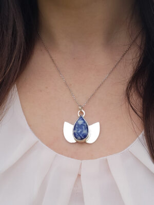 Collier en argent en forme de lotus serti d'une sodalite