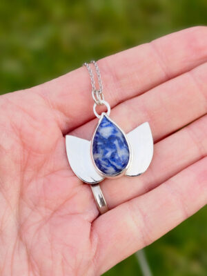 Collier en argent en forme de lotus serti d'une sodalite