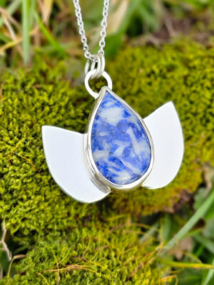 Collier en argent en forme de lotus serti d'une sodalite