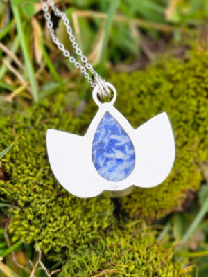 Arrière d'un collier en argent en forme de lotus serti d'une sodalite