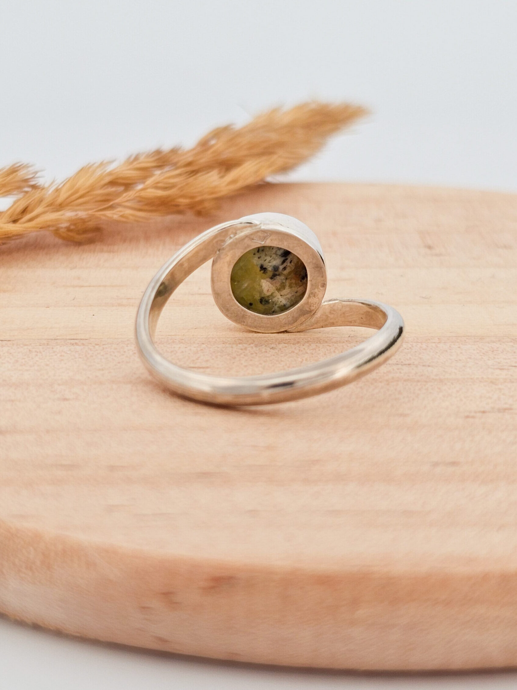 Bague en argent sertie d'une Opale verte de forme ronde