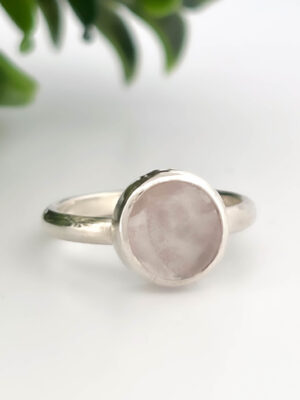 Bague en argent sertie d'un quartz rose