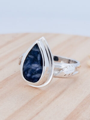 Bague en argent sertie d'une sodalite avec des plumes sur le côté