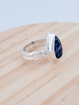 Bague en argent sertie d'une sodalite avec des plumes sur le côté