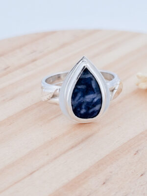 Bague en argent sertie d'une sodalite avec des plumes sur le côté